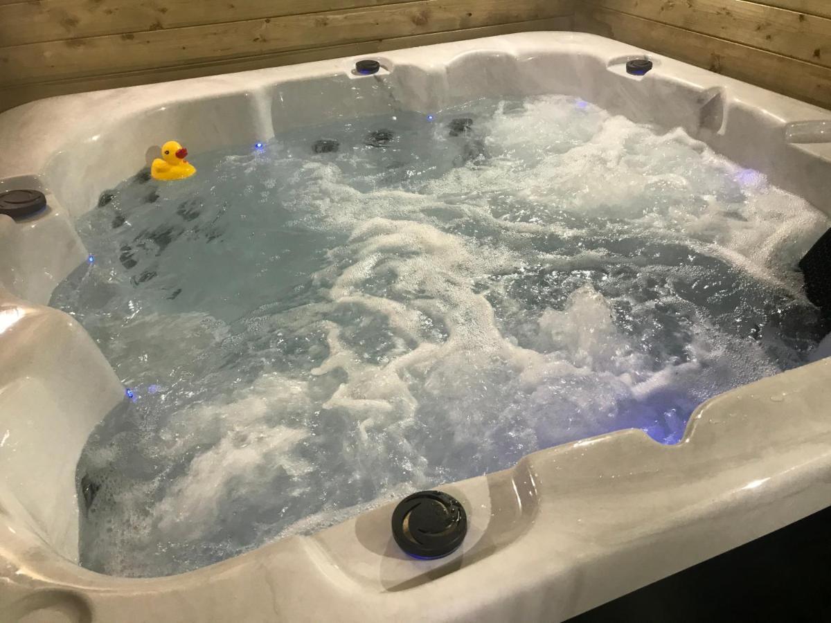 Hot Tub Hide Away Near Alton Towers Staffordshire Hotel Cheddleton Bagian luar foto