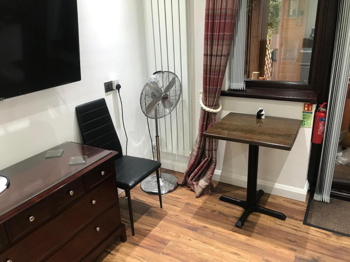 Hot Tub Hide Away Near Alton Towers Staffordshire Hotel Cheddleton Bagian luar foto